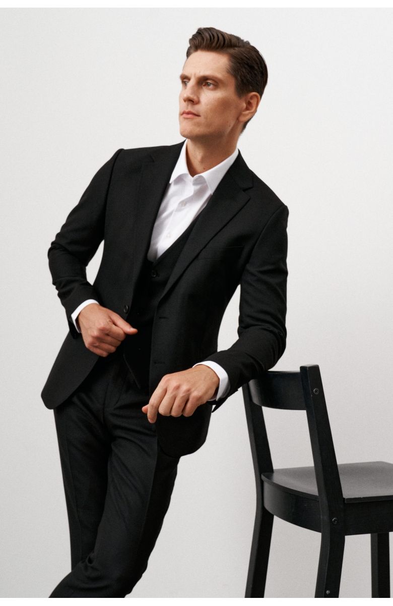 как выбрать мужской костюм на свадьбу