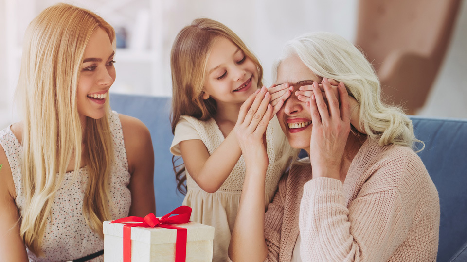 что подарить бабушке на день рождения