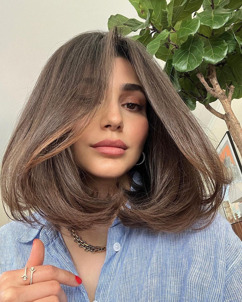 стрижка на средние волосы 2025